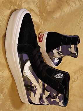 VANS High Top Sneakers with Purple Camo and Black Accents Men's 8.0 Women's 9.5